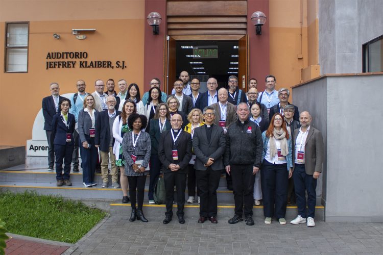 Simposio Internacional de Estudios Jesuitas. Abordó la historia y vigencia del compromiso social de la Compañía de Jesús.