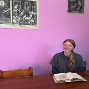 Investigadora de Tulane University consulta manuscrito jesuítico del siglo XVII