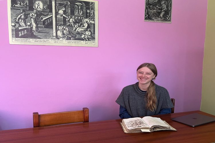 Investigadora de Tulane University consulta manuscrito jesuítico del siglo XVII